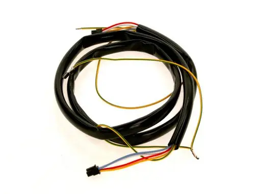 Schwarzes Kabel mit mehreren farbigen Drähten, gehört zur Bosch Canbus-Verkabelung. An einem Ende mit Stecker versehen, andere Drähte sind abisoliert.